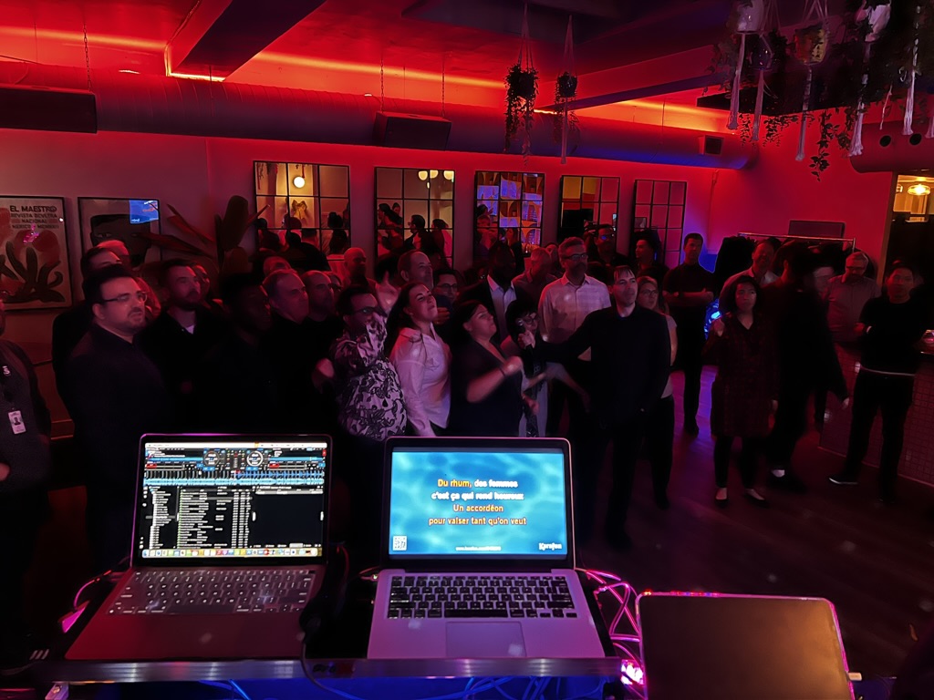 Karaoké pendant un party de bureau — 5