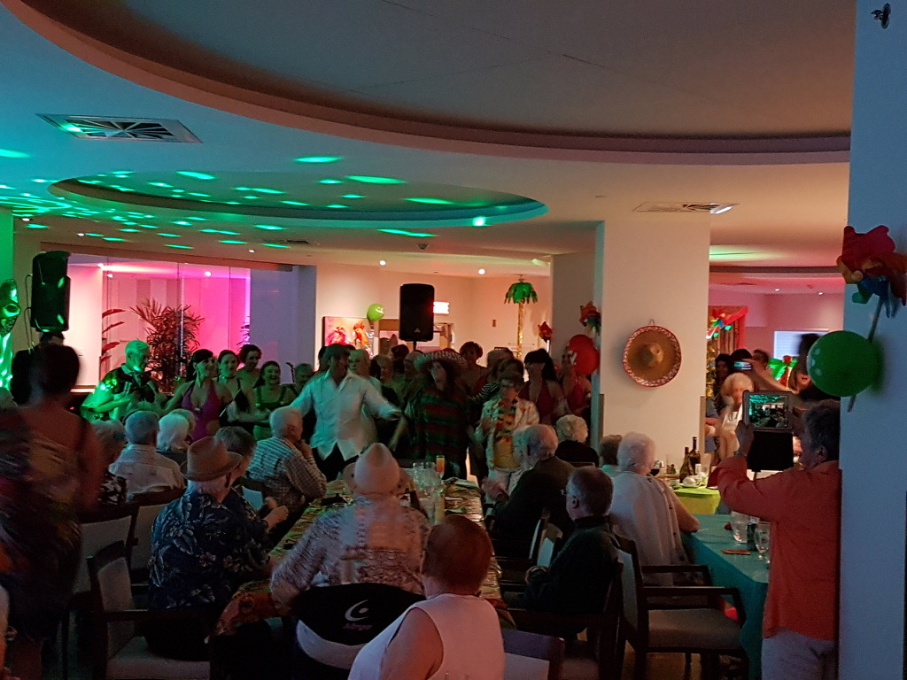 Invités de plusieurs générations dansant pendant une fête privée