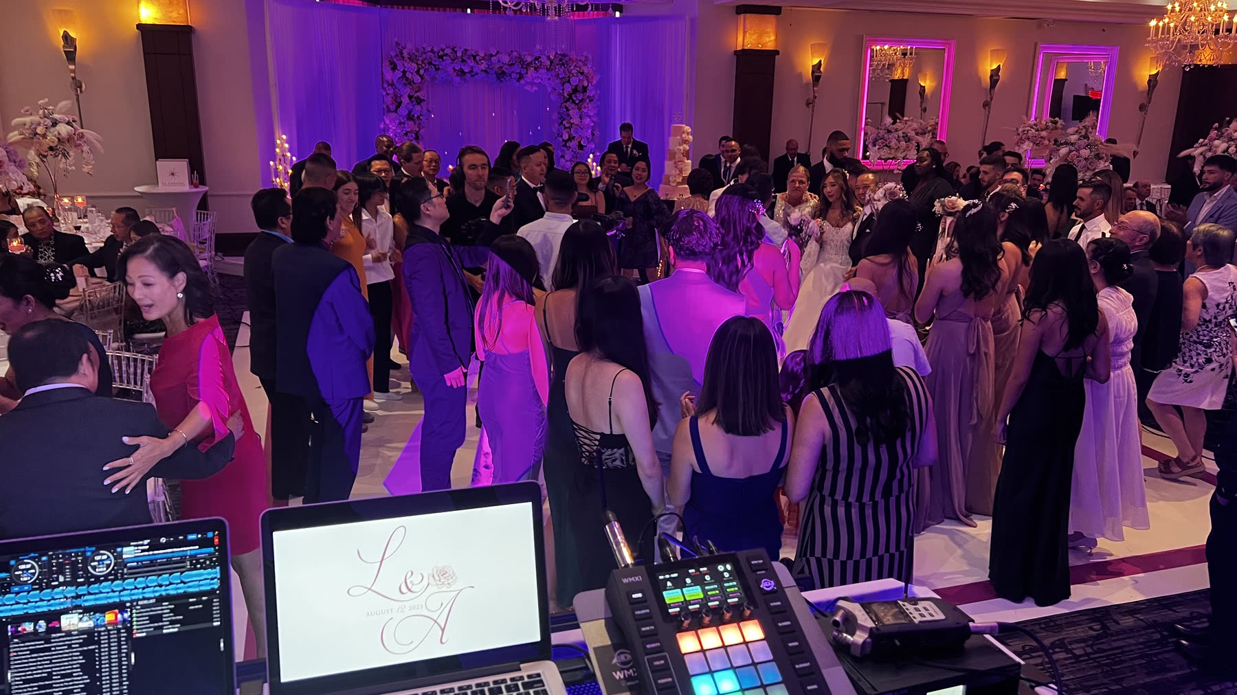 Vue depuis la régie DJ sur la piste d’un mariage multiculturel à Montréal