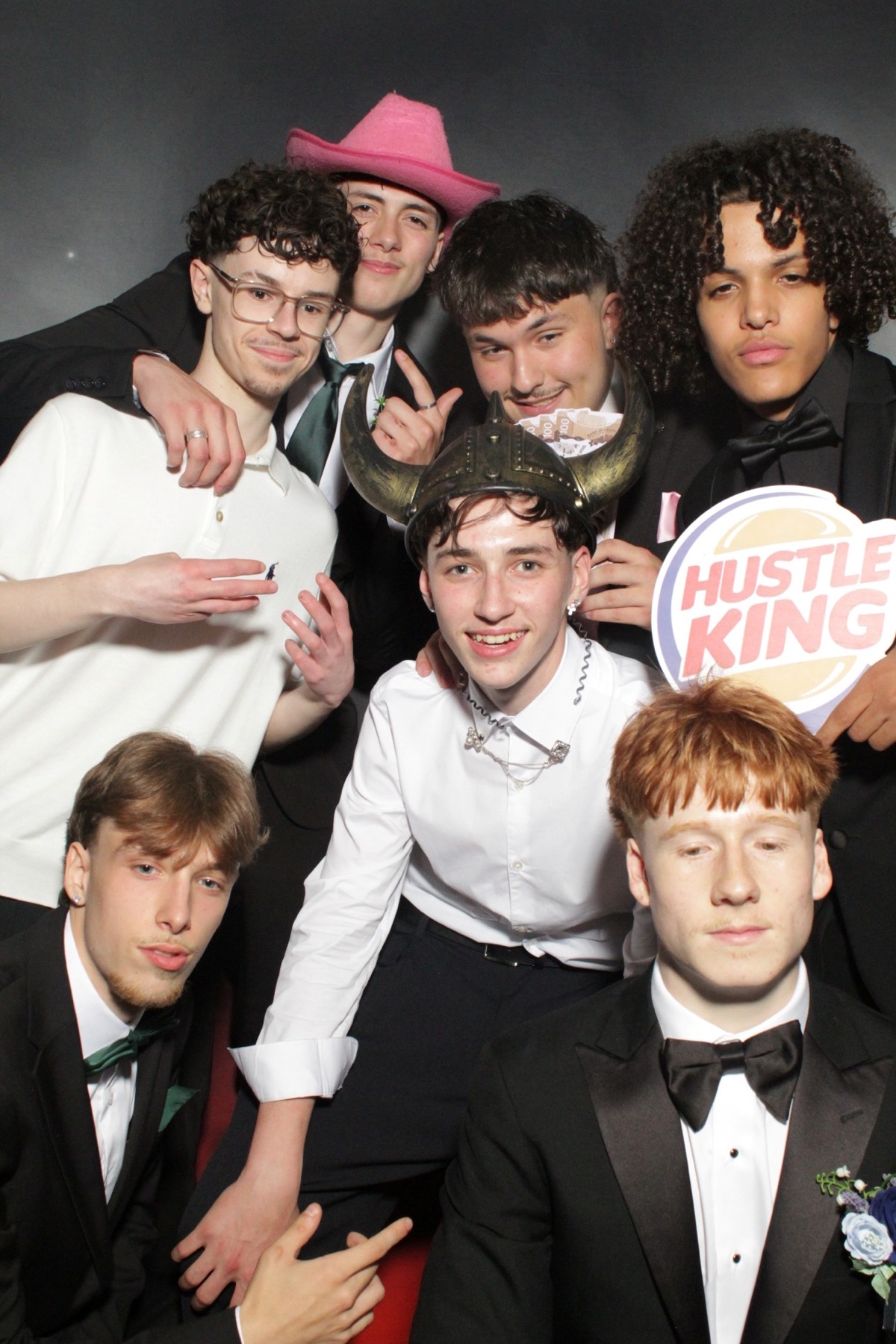 Finissants avec accessoires au Photobooth de leur bal