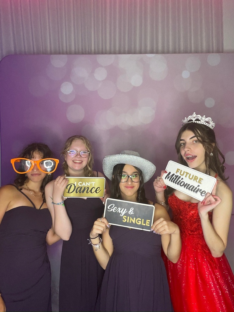 Invités avec accessoires lors d’une Quinceañera