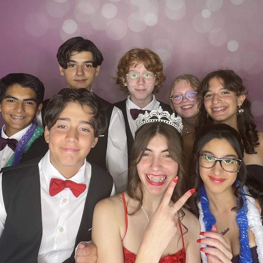 Famille et amis réunis au Photobooth d’une Quinceañera